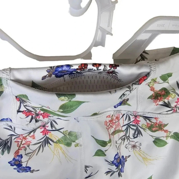 Athleta Contender Blossom‎ 7/8 leggings floral - Picture 6 of 11